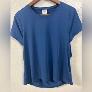 Athleta, short sleeve top with open back! Size S, Great condition!
